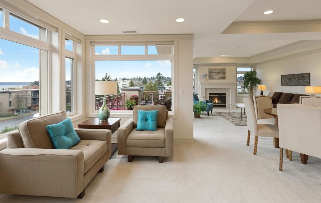 sala, comedor y recibidor amplio con ventanales y chimenea