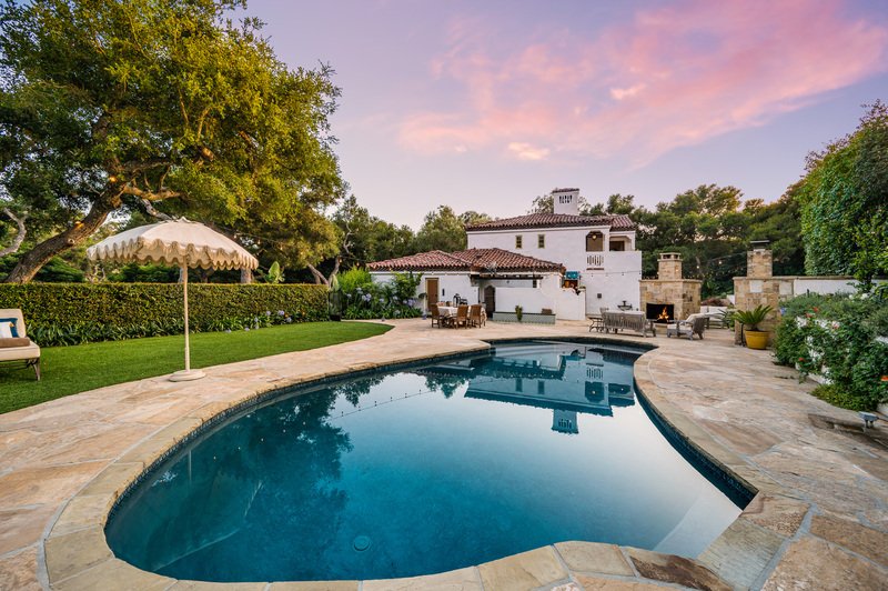 casa con alberca en atardecer