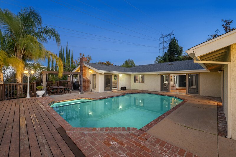 casa de una planta con Alberca y patio con palmeras