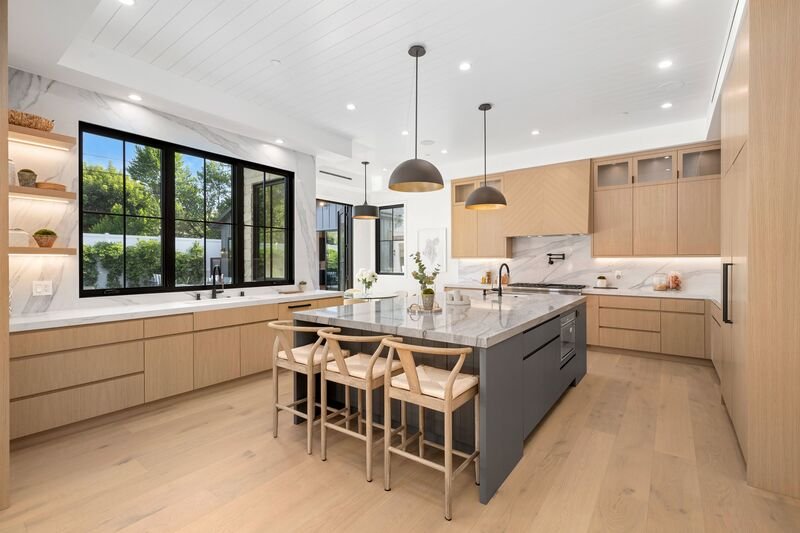 cocina de madera amplia